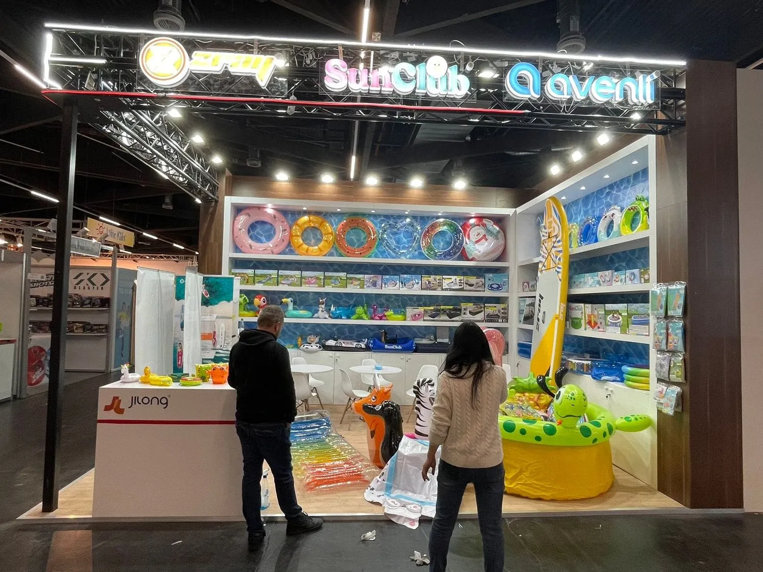 菲律宾特装制作搭建工厂如何选择？在选择时候，有什么主意事项？(图1)