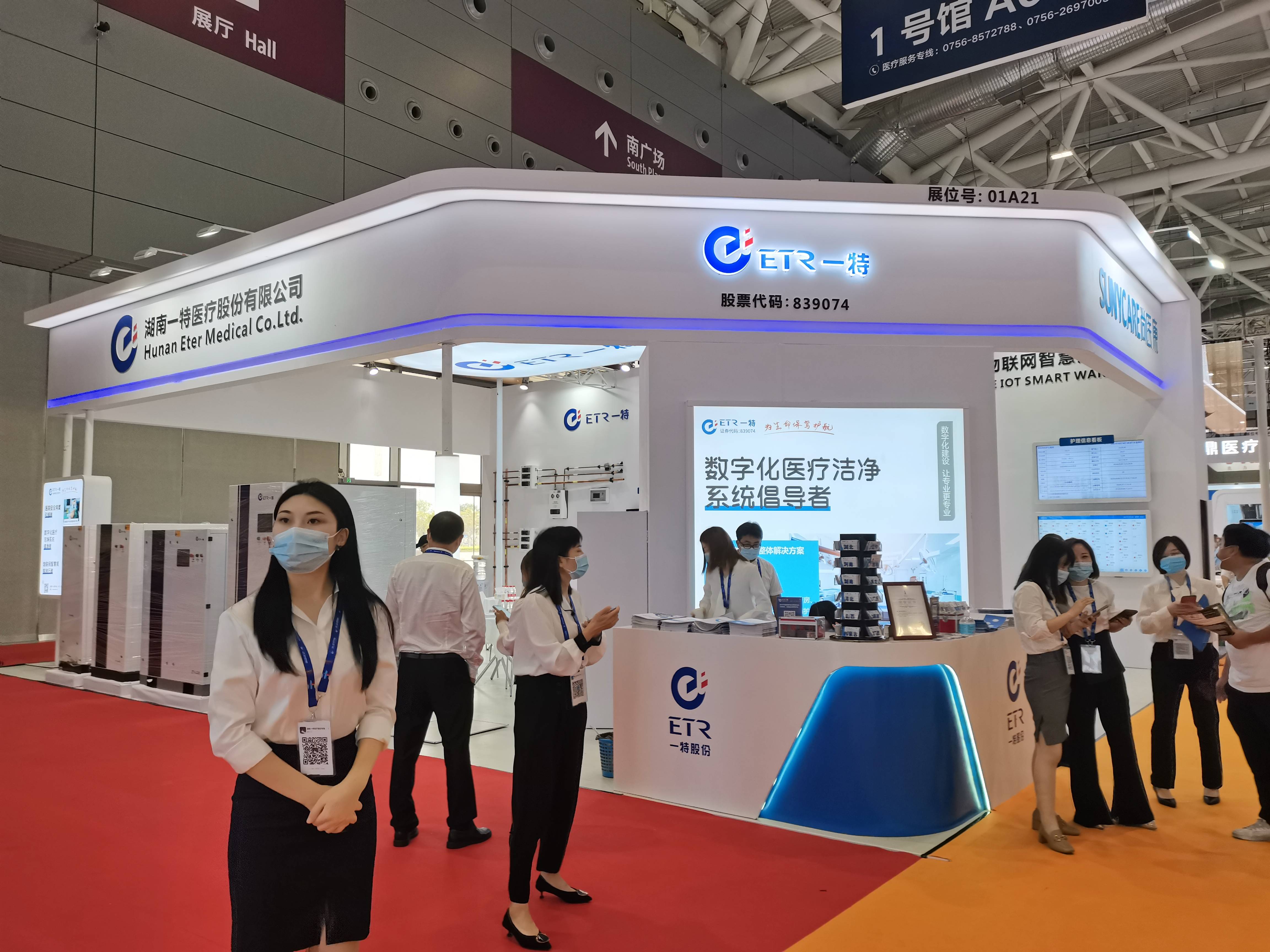深圳纺织面料展展台设计_很多展具在装饰,展示的同时还具备一定的收纳功能,这就很好(图1)